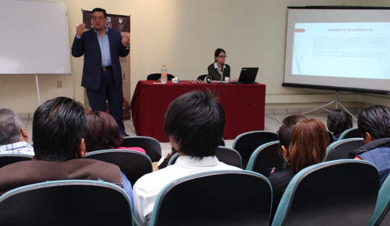 Especialista en derecho internacional imparte curso en el Poder Judicial