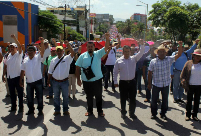 CNTE impulsa un juego de espejos entre las apariencias y sus intereses