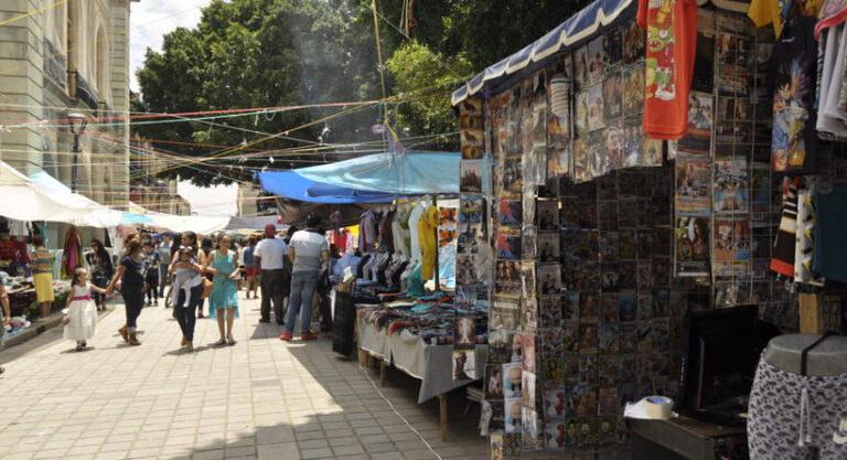 Inaceptable, el afán de convertir nuestros sitios emblemáticos en vendimias y tianguis