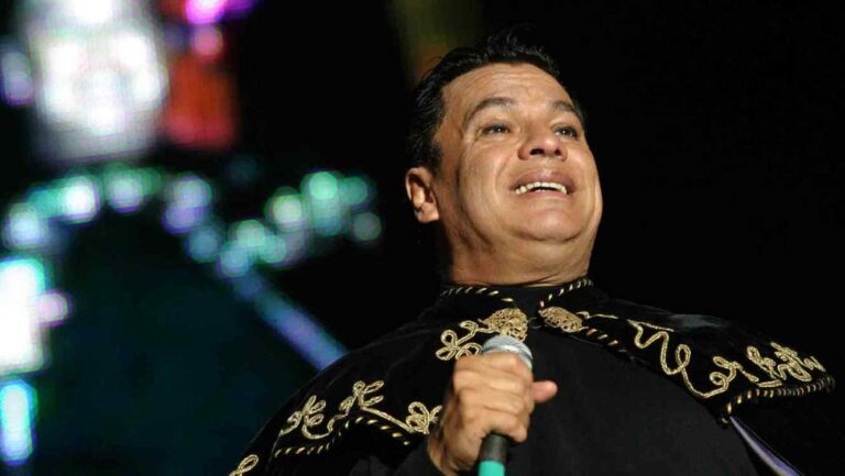 “Abrázame que Dios perdona, pero el tiempo a ninguno”: Juan Gabriel.