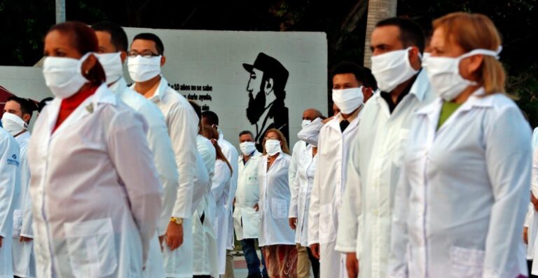 Médicos cubanos