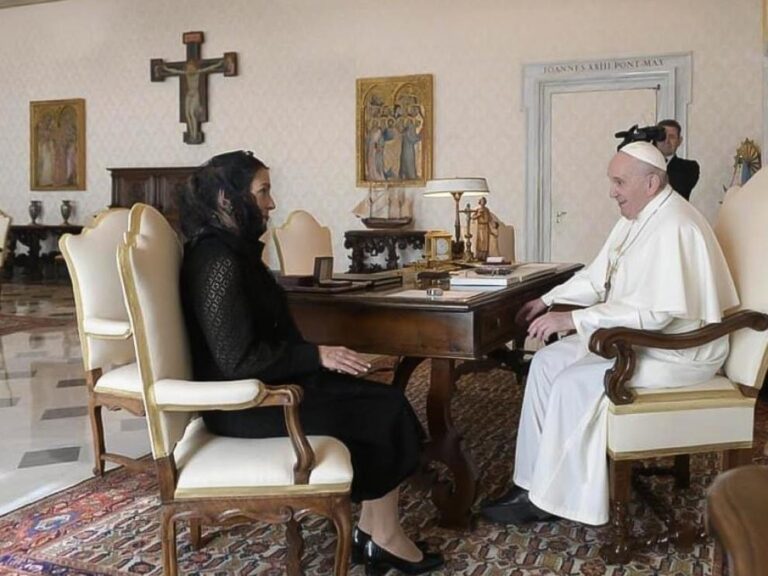 ¡¿Disculpas al Papa?!
