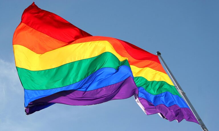 Orgullo LGBTTTIQ+ en cinco himnos