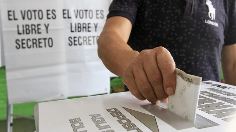 ¿Cerca de quiénes?