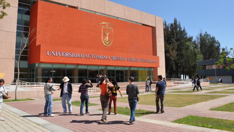 Ciencia, arte, frente a la UABJO