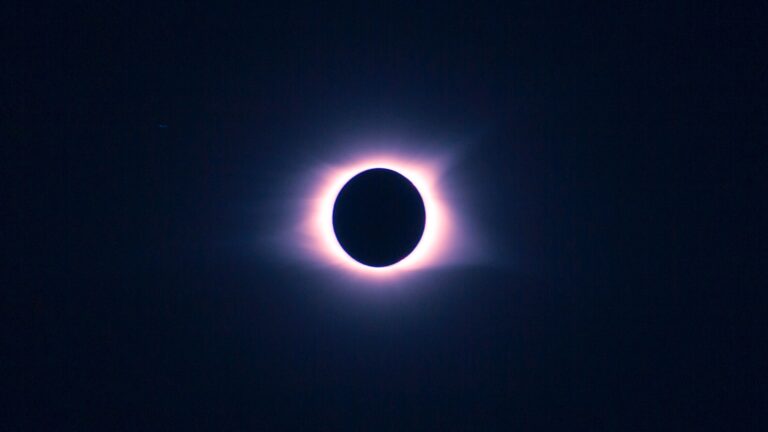 “Eclipsados el domingo”