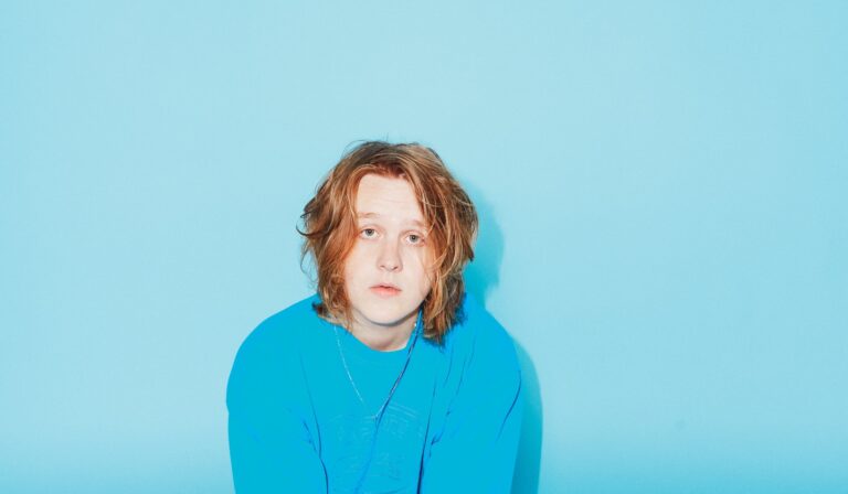 Lewis Capaldi, el amor de su público y el síndrome de Tourette