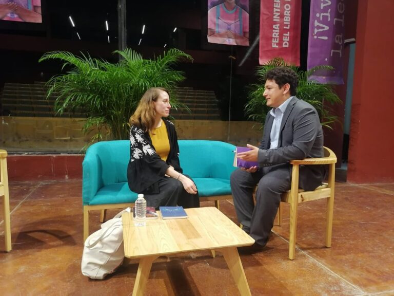 ENTREVISTA || “Los poemas que más me gustan funcionan como pequeños mundos que responden a sus propias leyes internas”: Elisa Díaz Castelo
