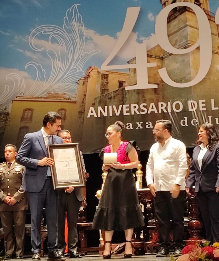 Mariana Yáñez, integrante de Litigio Estratégico Indígena, recibe la medalla Donají por su labor en derechos humanos y medio ambiente