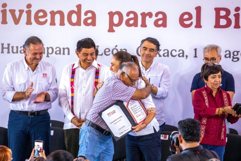 Entrega Infonavit viviendas del bienestar a derechohabientes de Oaxaca