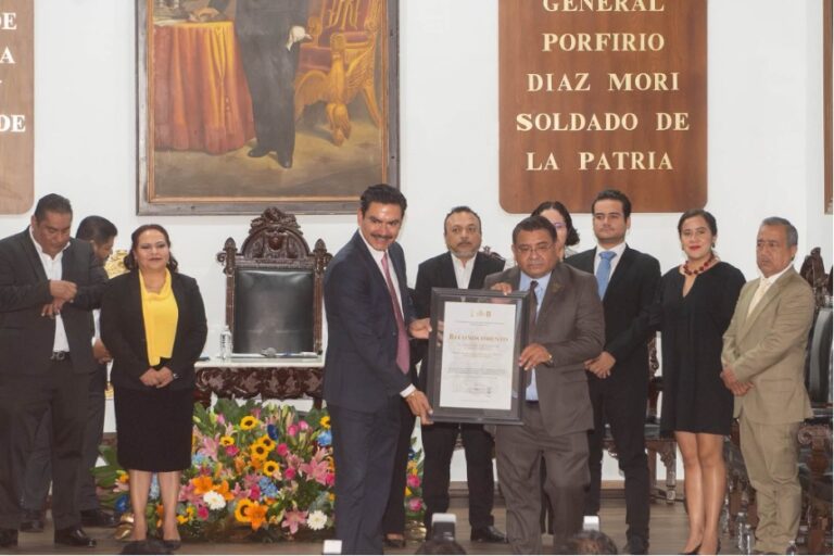 Asiste Magistrada Presidenta a Sesión Solemne del ayuntamiento capitalino por el Bicentenario de la UABJO