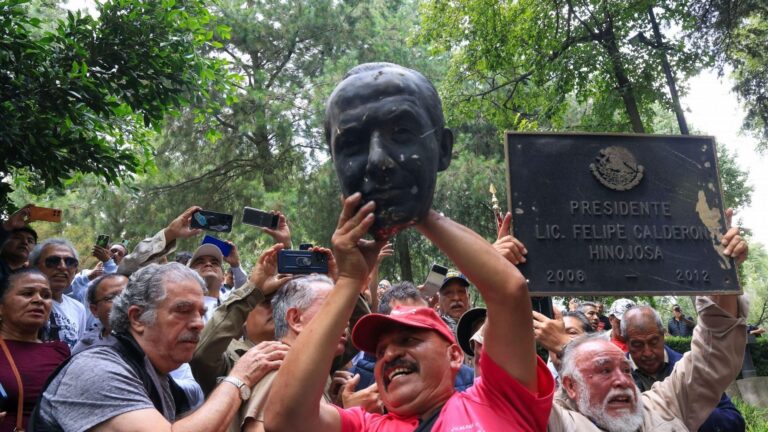 PLAZA ABIERTA || Leña de la estatua caída  
